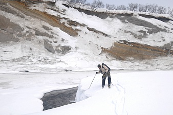На берегу р. Хакыцин. Высота снега достигает 3 м.  © Мирослав Бабушкин