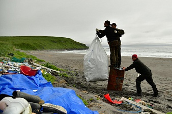 В Южно-Камчатском заказнике решают проблему загрязнения побережья пластиком. Фото 2