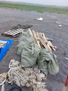 В Южно-Камчатском заказнике прошли работы по оценке и уборке морского мусора. Фото 9
