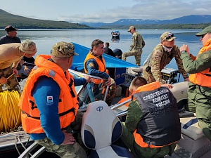 Получены новые кадры обследования дна Курильского озера на месте крушения вертолёта . Фото 3