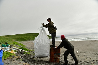 Исследовательская экспедиция по сбору и учету морского мусора в Южно-Камчатском заказнике. Фото 7