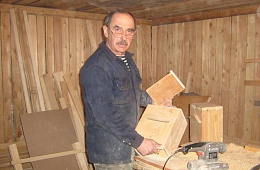 Владимир Жуковский делает почтовые ящики для отправки писем с заповедных территорий