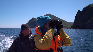 Научный сотрудник Кронцкого заповедника Евгения Волкова наблюдает за китами