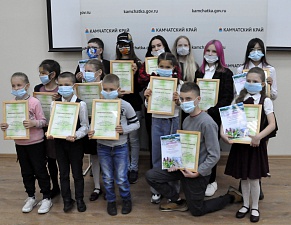 В Минприроды Камчатского края наградили юных экологов. Фото 9